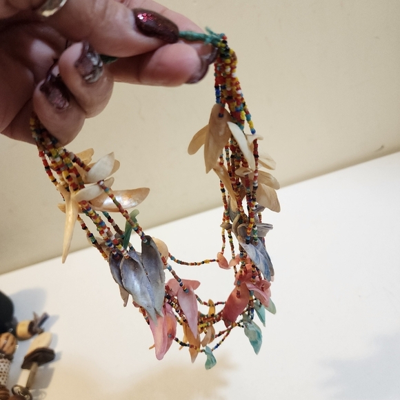 Women's Vintage Seashell Necklace - Picture 4 of 10